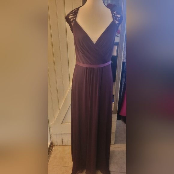 Elegant Purple Lace Evening Gown - Picture 2 of 4